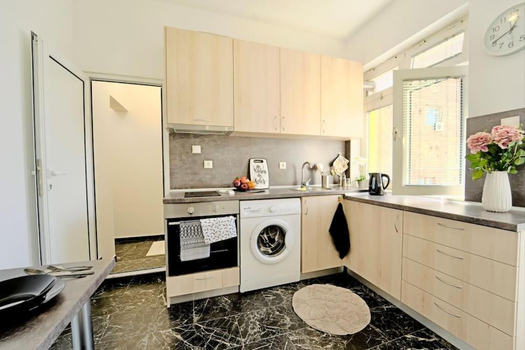 Cozy 1-Bedroom Flat In The Very Center Of София Экстерьер фото