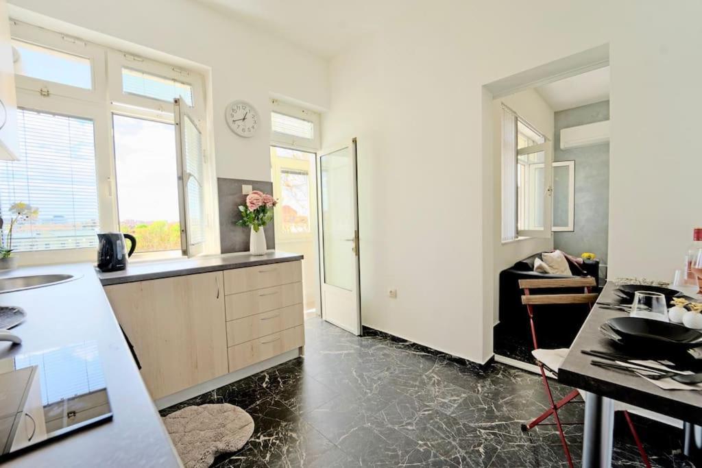 Cozy 1-Bedroom Flat In The Very Center Of София Экстерьер фото